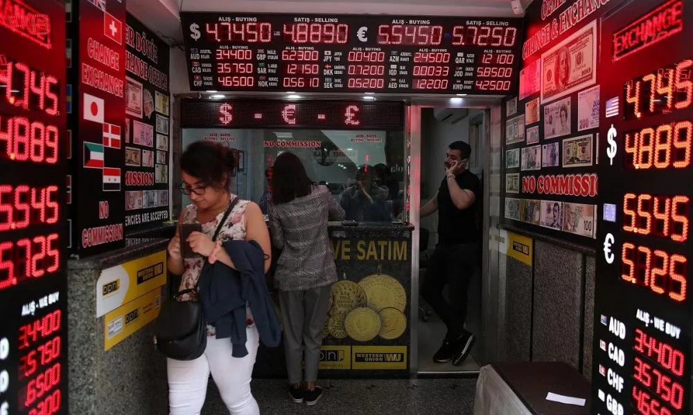 Σε φαύλο κύκλο η τουρκική οικονομία: Νέο ρεκόρ πτώσης της λίρας